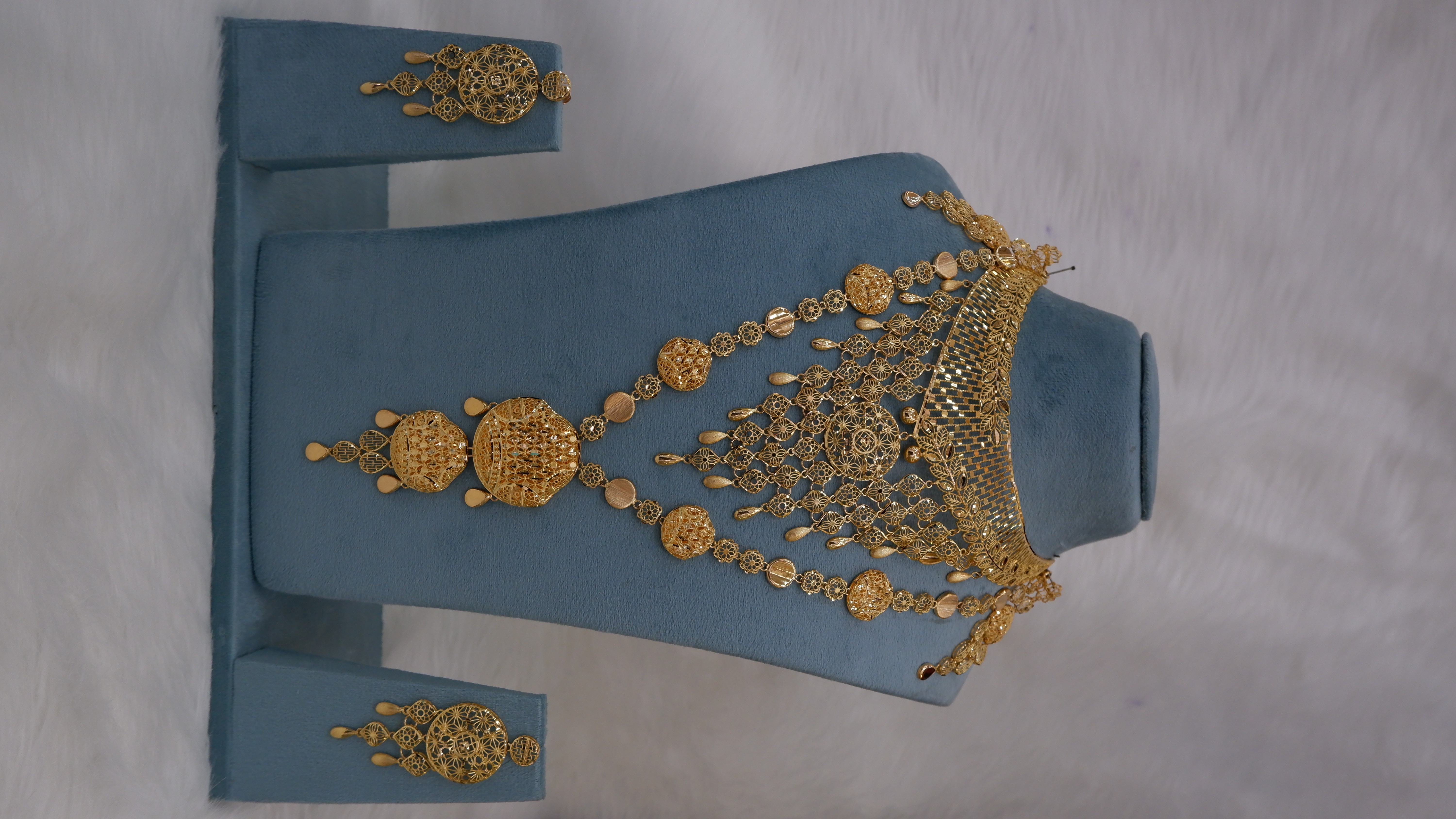 Longset with chokar set.