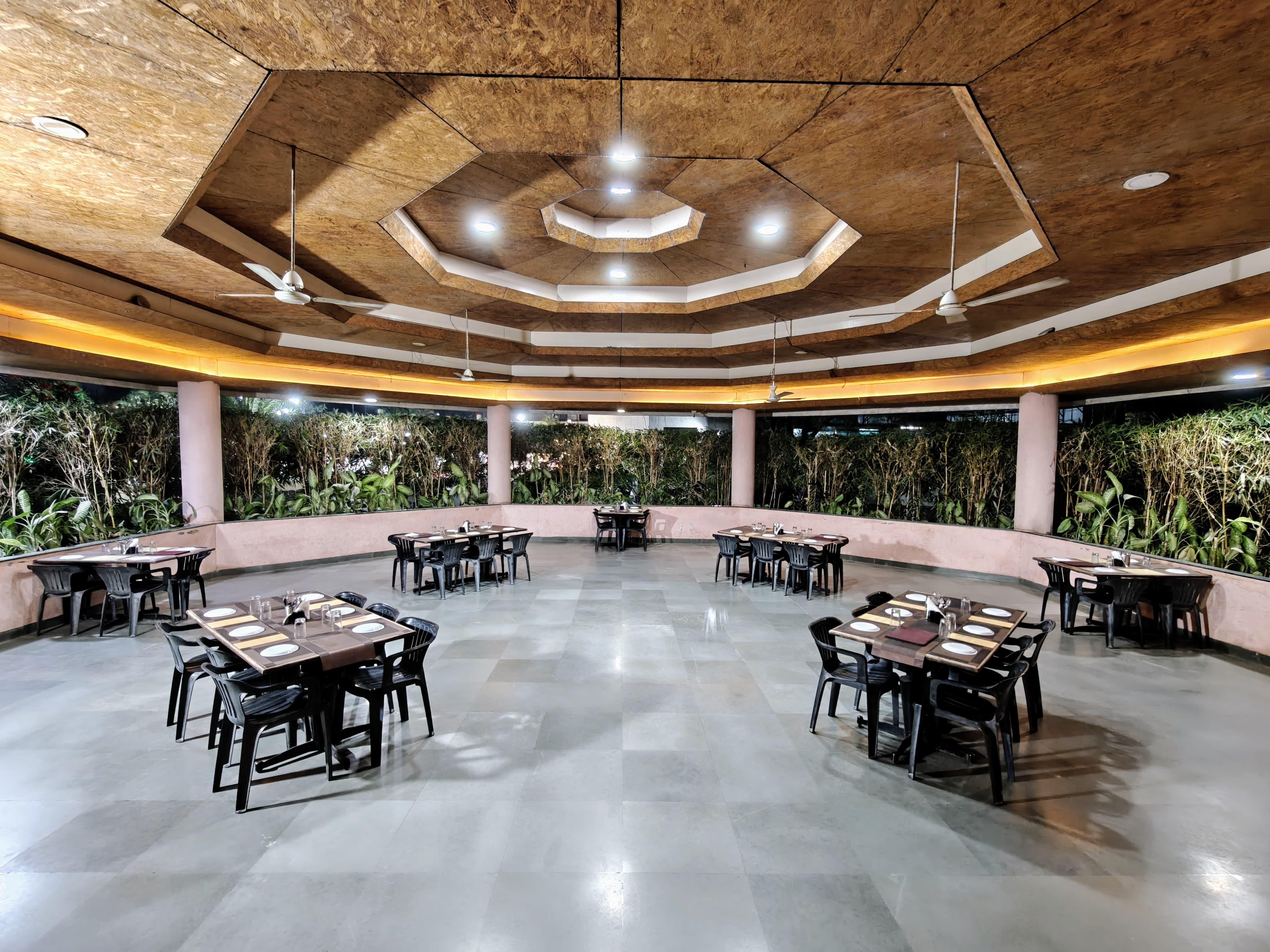 Restaurant & Bar